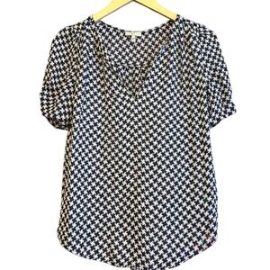 JOIE 100% Silk Houndtooth Print Short Sleeve V-Neck Top